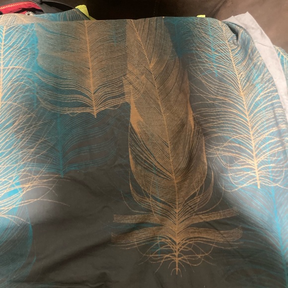 Gold and blue feathers gray belly dimensions only 96 by 88 aprox - Picture 2 of 4